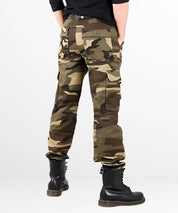 Back pose of army camouflage cargo pants with a black belt and tucked-in black shirt, highlighting rear pockets.