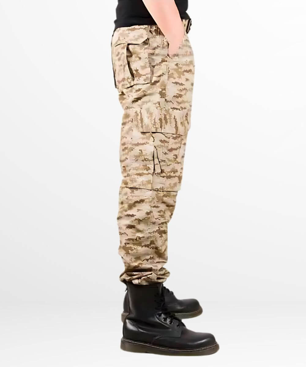 Casual style in men's desert camo cargo pants, perfect for streetwear fashion.