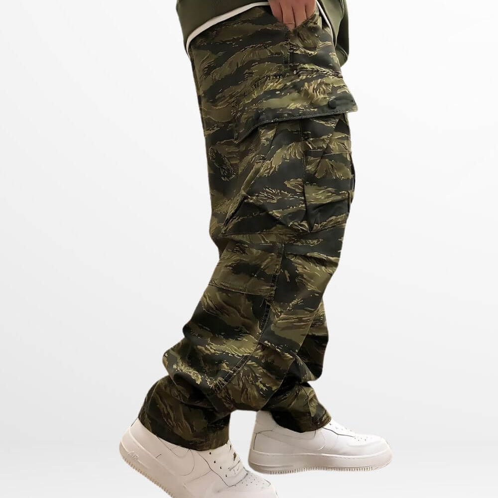 Detail of side pocket on baggy camouflage cargo pants, emphasizing practicality and style.